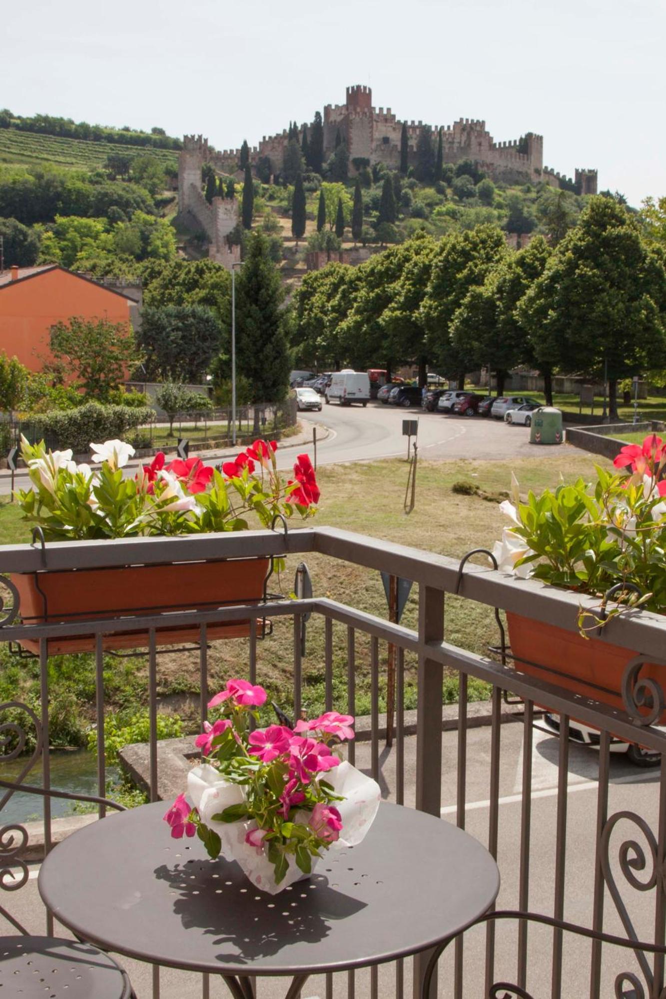 Hotel La Finestra Sul Castello à Soave  Extérieur photo
